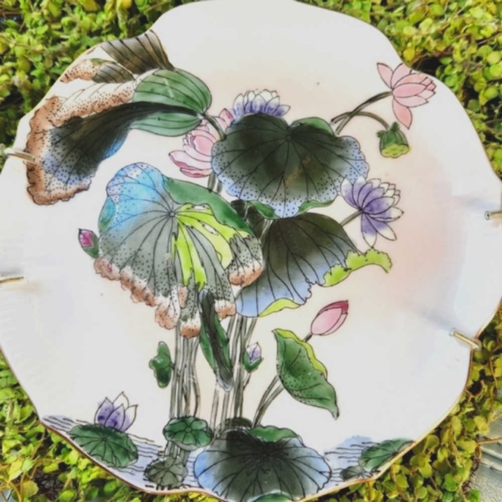 TOYO Macau Scalloped Gold Trim Hand Painted LILY Collector Hang 7" Display Plate